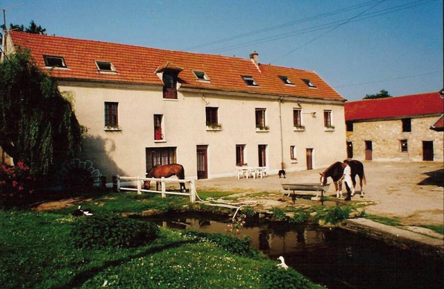 Homerez - Spacious House in Viarmes with Large Garden and Air Conditioning