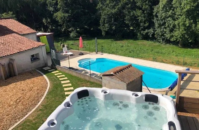 Homerez - Welcoming House with Pool in Chalandray