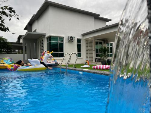 Homestay 88A Melaka for 9 pax with Private Pool, Smart TV, Netflix and Wifi
