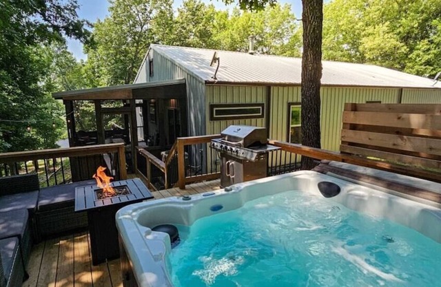 Hot Tub in the Woods, Fire Pit, Pet Friendly