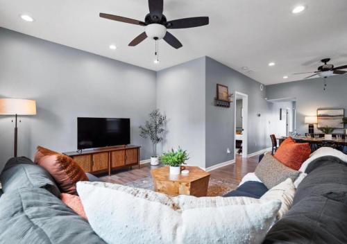 Hot Tub N64 Mins to Downtown Sleeps 8