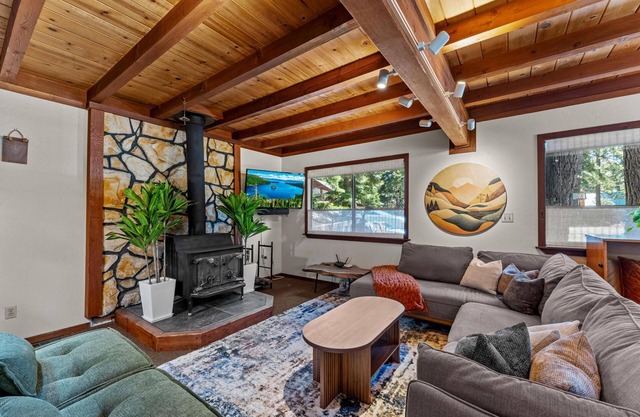 Hot Tub, Secluded West Shore Cabin! Pets OK!