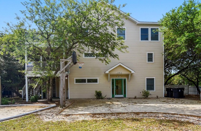 HotTub, Pool Table, Elevator! Large fenced yard, pets
