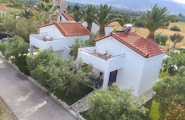 Houdis House - Free standing independent home in a 8 unit complex with pool