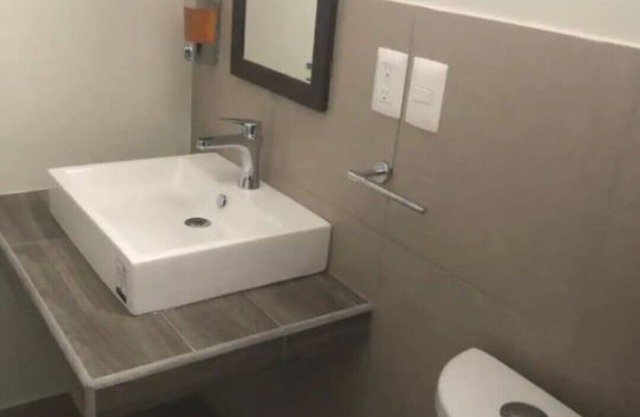 HOUSE 10 ROOMS WITH BATHROOM 25 PEOPLE.