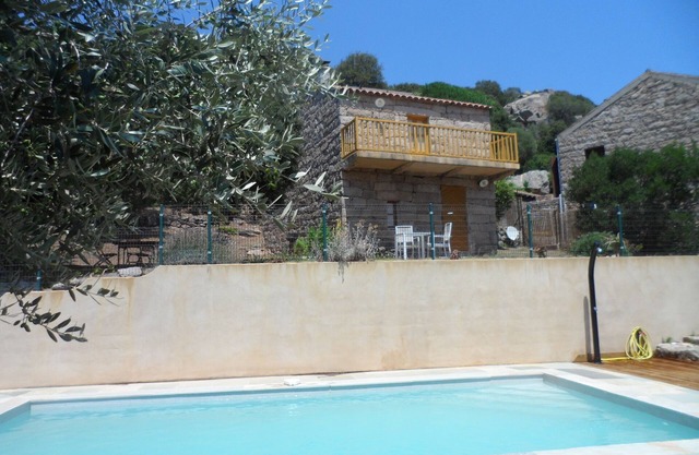 House all stones in the maquis, private heated pool, wifi