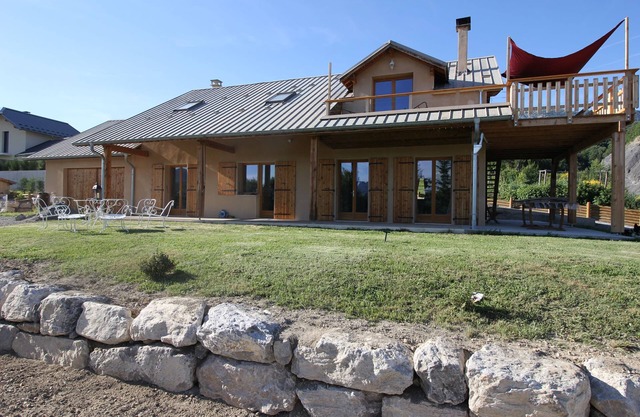 House between lake and mountains, close to resorts