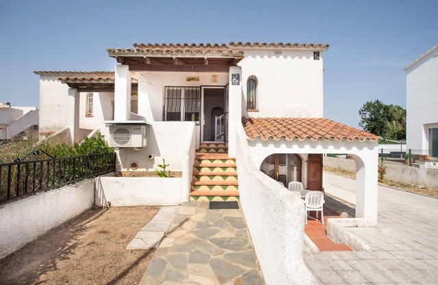House in Empuriabrava with garden AV-17