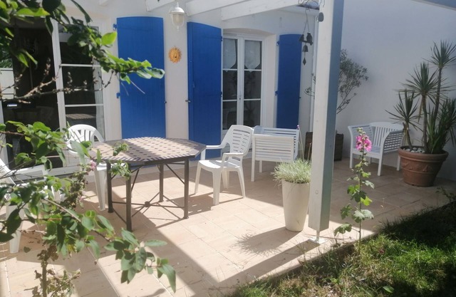 House in enclosed garden with patio 5 km from La Rochelle