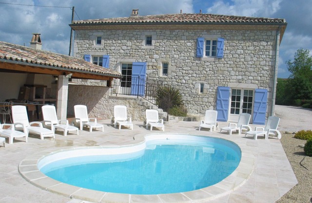 House of character, 8-10 pers., Private pool, superb view, equip. disabled