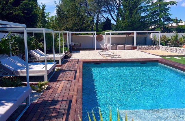 House, pool, jacuzzi 5 mins from cassis perfect for 2 couples/children
