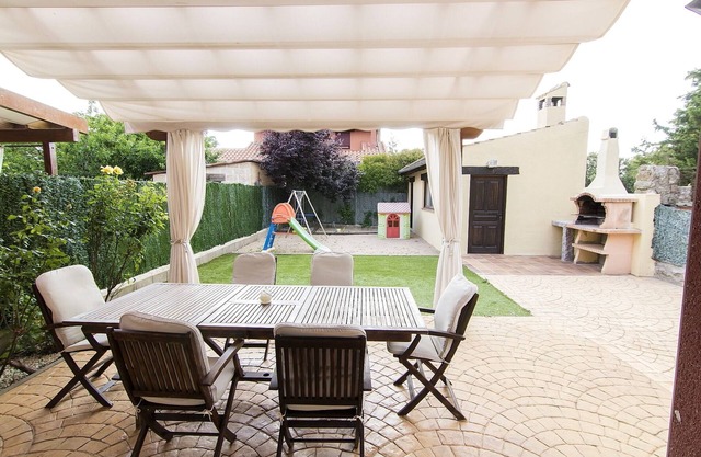 House to enjoy with family and friends just 8 minutes from downtown Segovia.