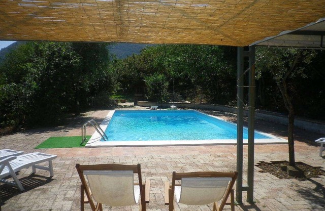 HOUSE-VILLA WITH INDEPENDENT GARDEN AND PRIVATE POOL