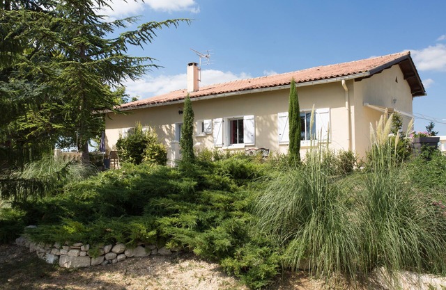 House with all mod cons, covered and shared pool - quiet and green setting