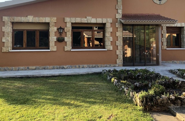 HOUSE WITH GARDEN