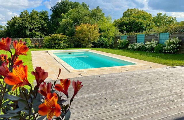 House with heated pool 1h30 from Paris.