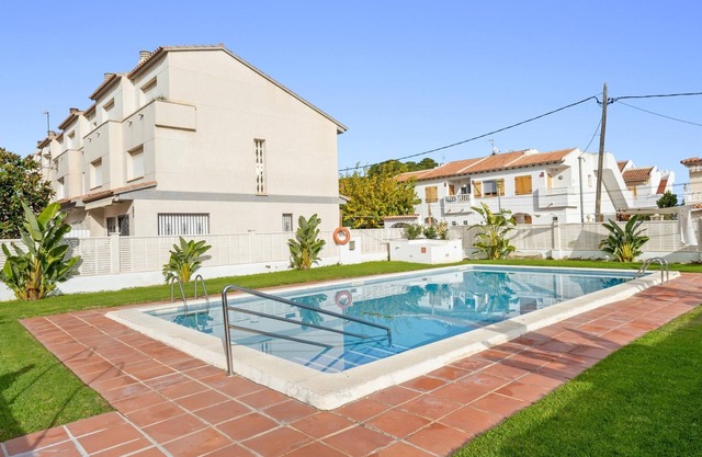 House with pool and barbecue 200m beach