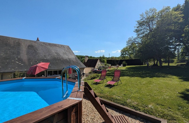 House with private pool and jacuzzi in Rouvres-les-Bois