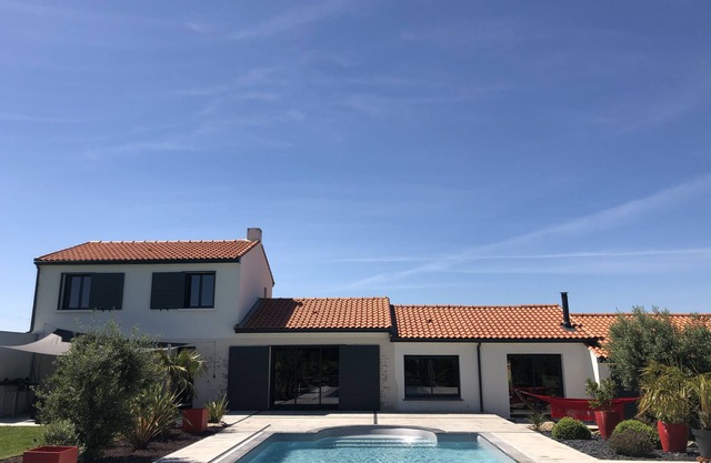 House with swimming pool on large enclosed plot in the vineyards