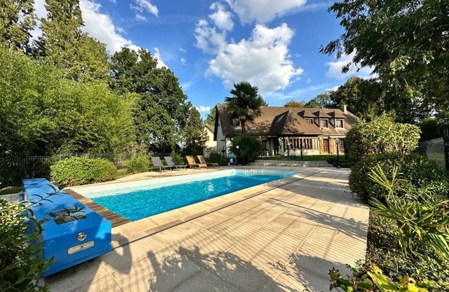 House with swimming pool, 1 hour from Paris and 1 hour from Normandy beaches!