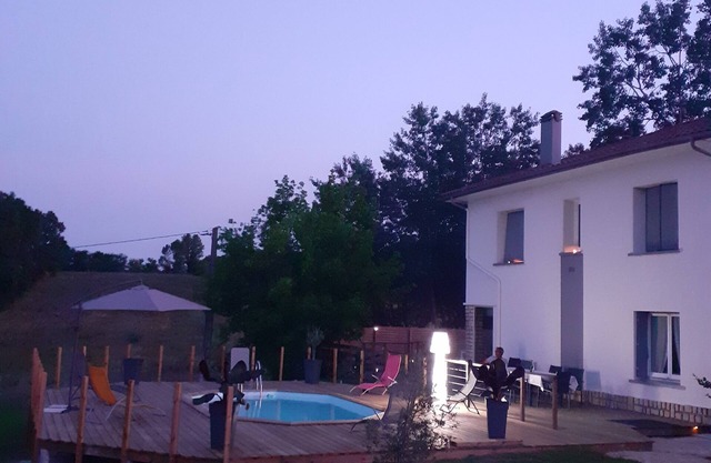 House with swimming pool 2 minutes from Lougratte lake, ideal for families.