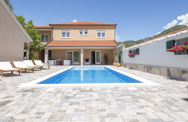 House Zarka (91321-K1) - Zavojane