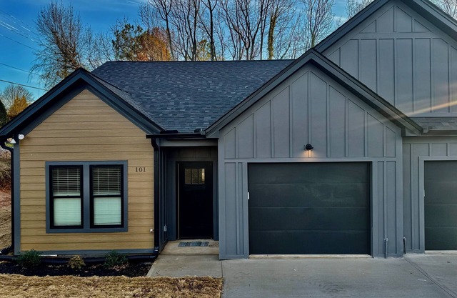 Hub City Haven-New 3 BR/2 BA Home, Pet Friendly in Moore near outdoor activities