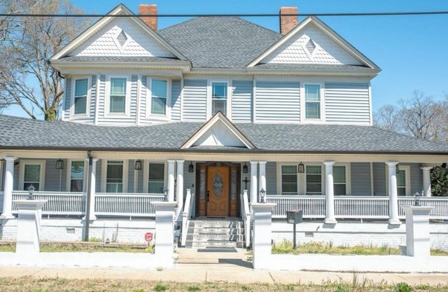 Huge 14 guest Victorian home in fabulous Spartanburg SC with luxury fixtures.