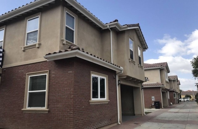 HUGE 3BR 2.5BA in prime location near Starbucks, restaurants, markets