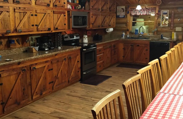 Huge 8 bdm 7 baths, log cabin with views! sleeps 35, eating for 28, pets oknn