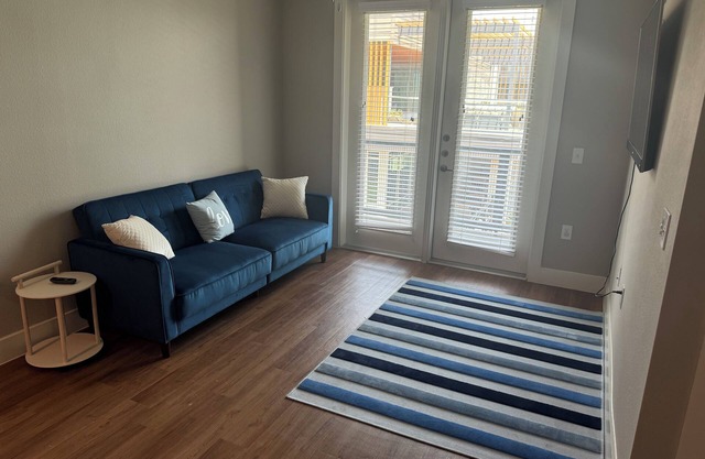 Huge Charming 2-bedroom apartment in Fort Wroth, Balcony, pool & more!