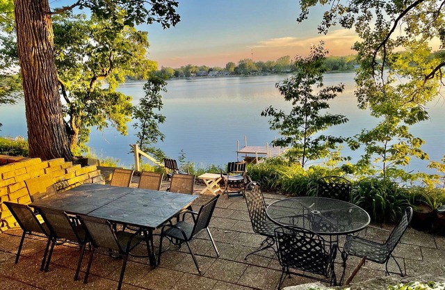 Huge Lake Retreat Spa near Lk Geneva, Wilmot, Gurnee- Swimming, Fishing, Boating