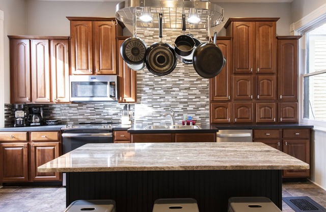 Huge Remodeled Home, Walk to Everything! 5 bedrooms/5 baths with patio and grill