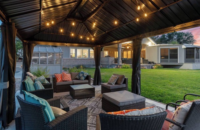 HUGE reunion ctr 30+, 16 BR, 8.5 bath, pets