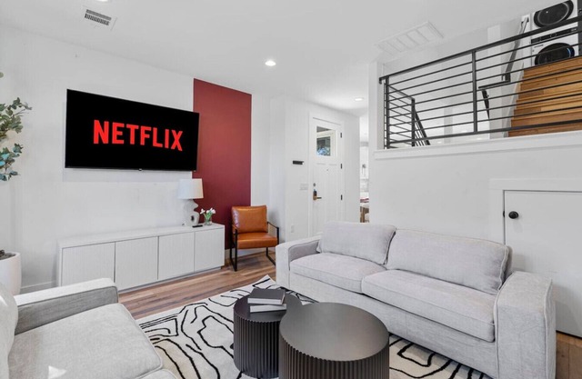 Huge Windsor Park Home | Sleeps 12 | 14 Min to DTX