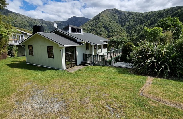 Humble Kiwi Bach in Beautiful Duncan Bay