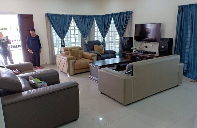 I GREAT OFFICE OR FAMILY RETREAT FOR 15 PEOPLE
