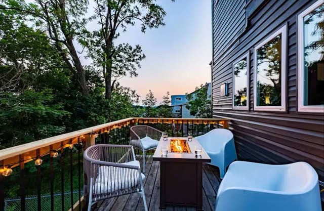 Iconic 3BD Entire House in The Heart Of Pittsburg
