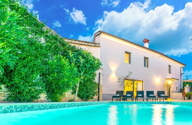 Ideal for a family vacation. Heated pool. Local breakfast optional available