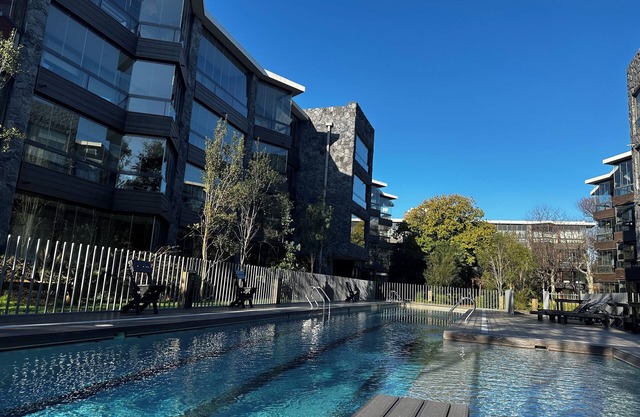 Ideal for relaxation: comfortable and modern apartment with pool, on main street