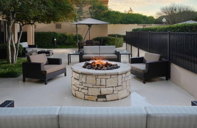 Ideal Mix of Comfort and Value! 2 Contemporary Units, Free Parking, Outdoor Pool