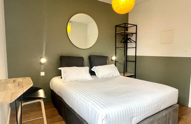 Ideally located, quiet apartment (courtyard side), new, air-conditioned and equi
