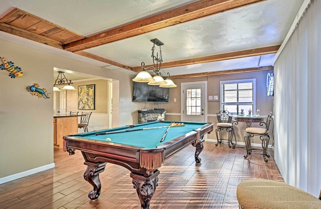 Idyllic Largo Escape w/Private Pool & Lanai!