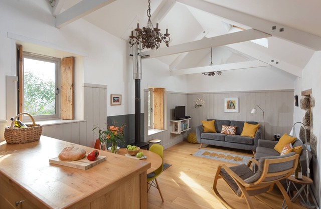 Idyllic rural retreat with parking , near Porthcurno, Minack Theatre, Beaches