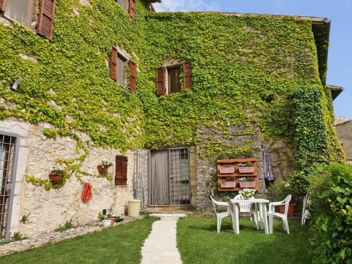 Il borgo di Cornillo