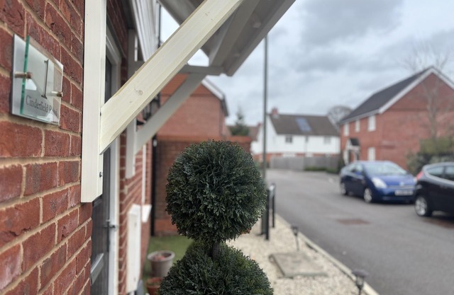 Immaculate 4-Bed House in Horley
