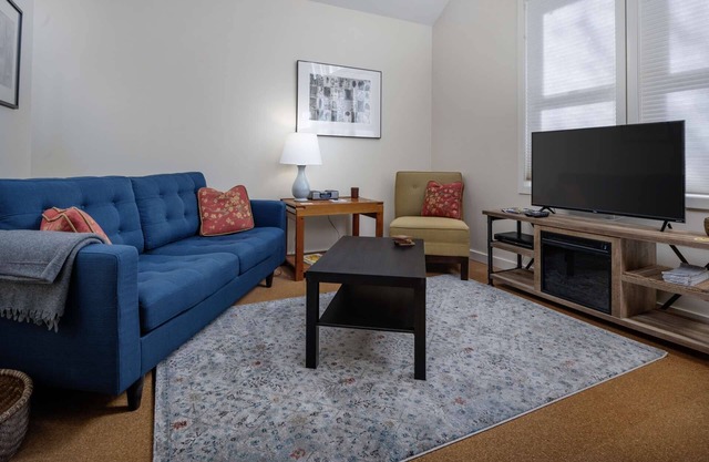 Immaculate Detached Cottage - Walk to MAX, Drinks, Dining, 3 Miles to Dwntwn, Full Kitchen & BBQ