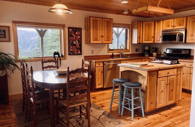 Impressive Mountain Views. Craftsman Home. Less than 10 miles to bus depot