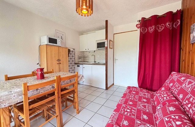 In Notre-Dame-de-Bellecombe: cozy apartment for 4-5, south terrace, pets allowed