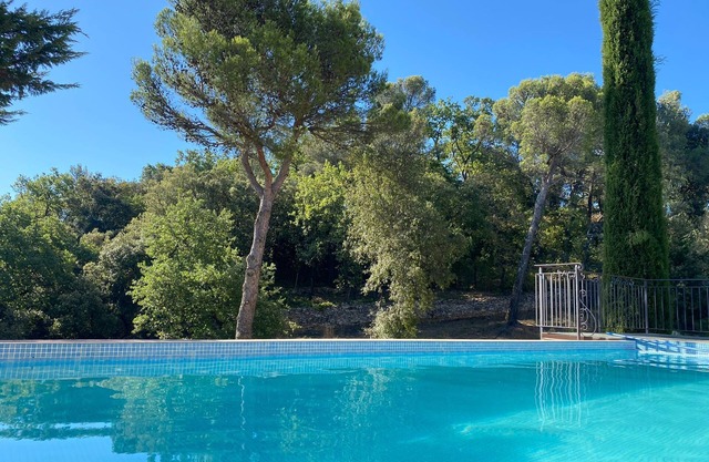 In Provence, large villa with swimming pool, 3400 m2 garden, 30 mn from Avignon